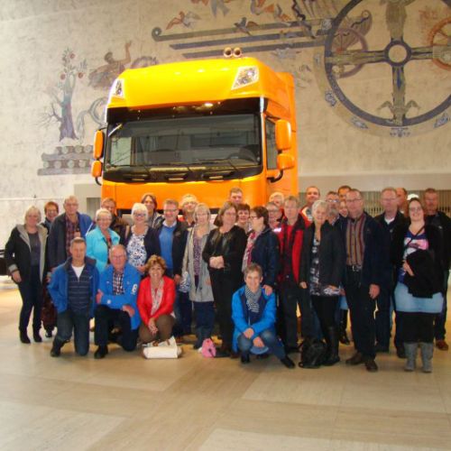 Groepsfoto in de hal van DAF Trucks